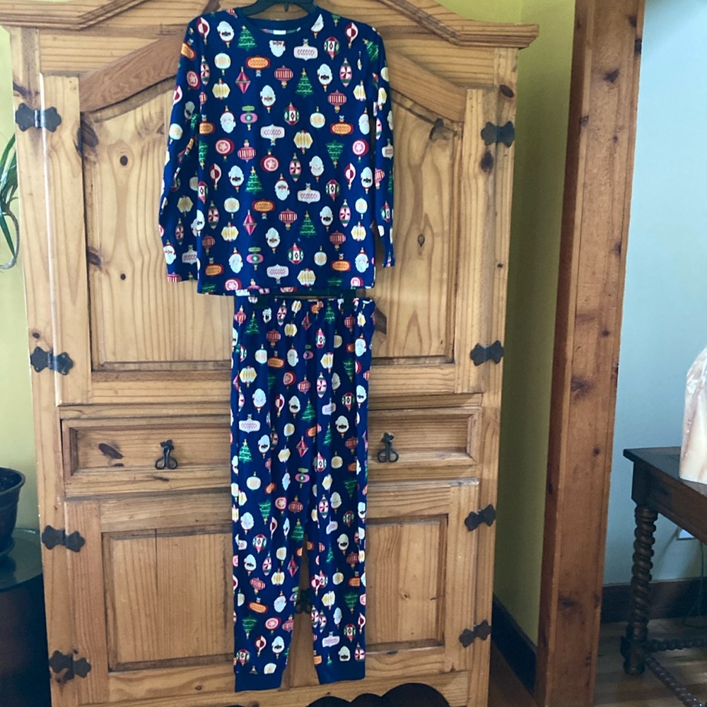 North Pole multi racial Santa Christmas 2 piece pajamas set size L (14/16)